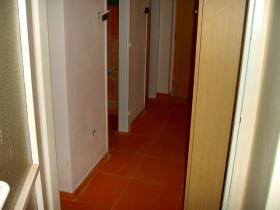 Podlaha v chodbě