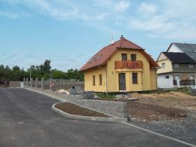 Stavba rodinného domu na okraji Prahy