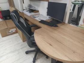nábytek - pracovní stůl